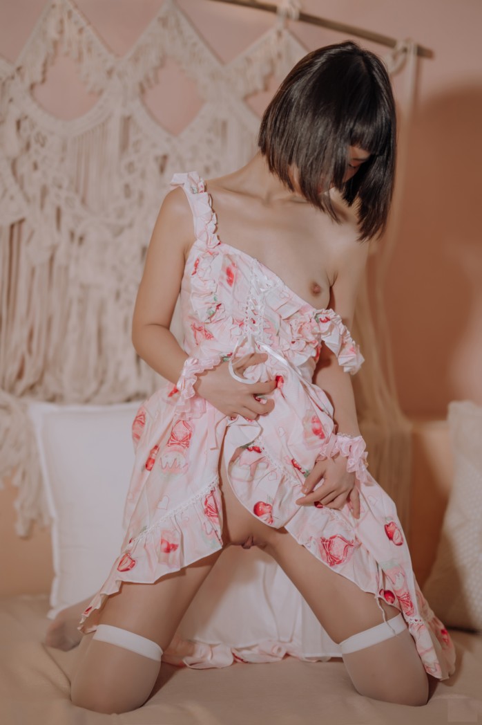 想想这个白丝袜女孩，她花俏的指甲，抓着你的小弟弟会怎样呢？！