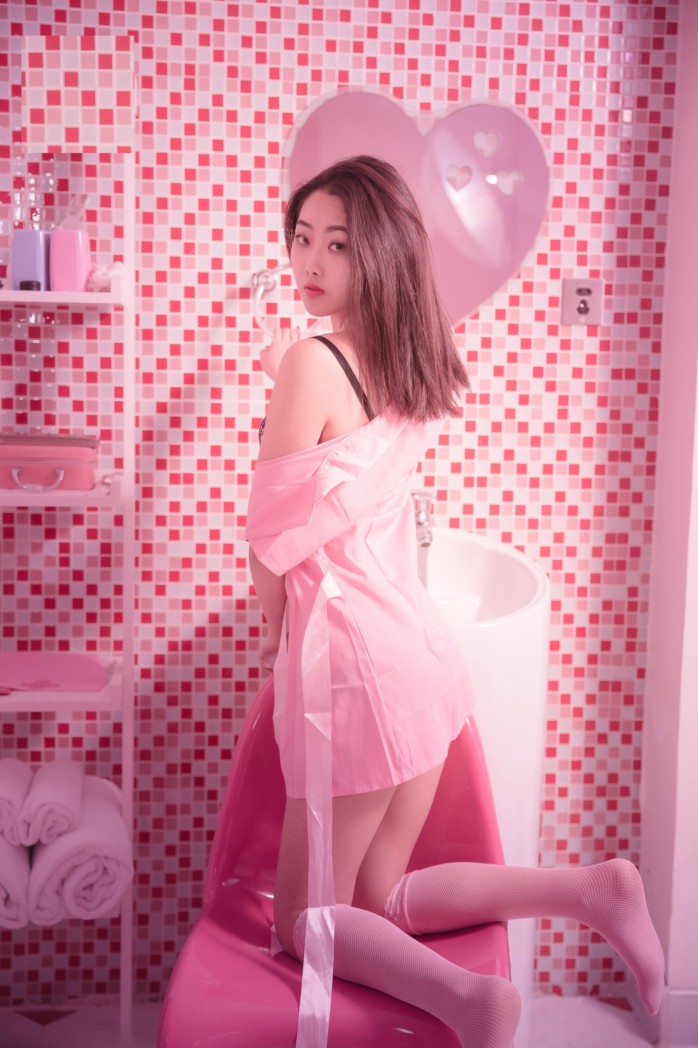 感受青春美女的青春的胴体，这身材腿玩年