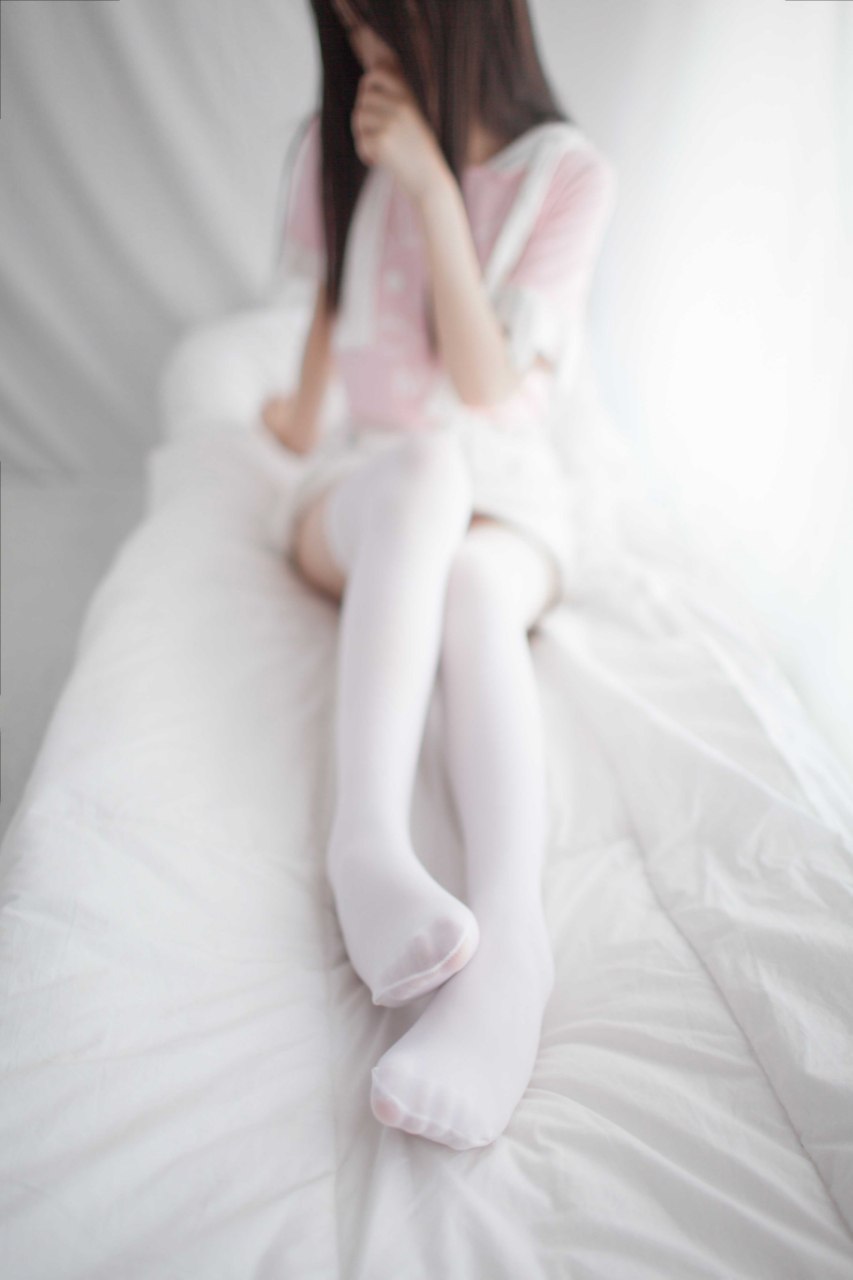 光滑白嫩的小脚丫要不要尝一下
