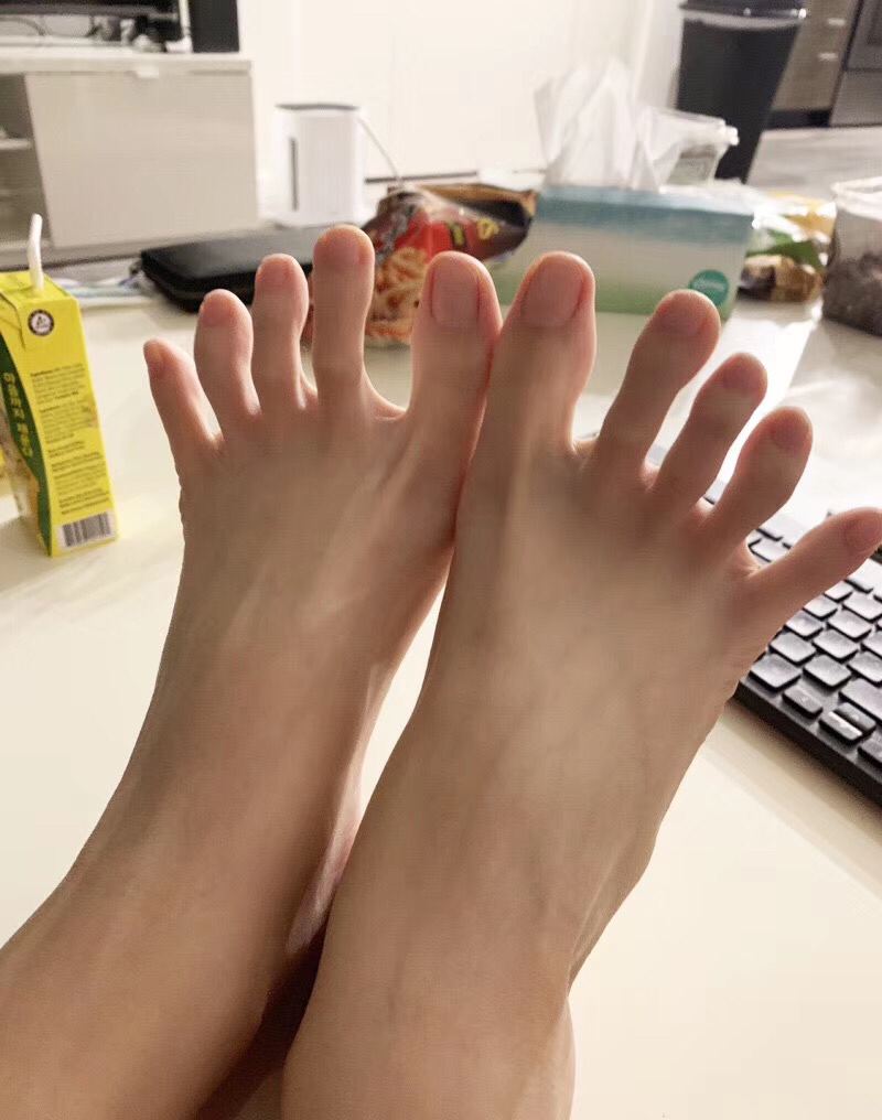 光滑白嫩的小脚丫要不要尝一下