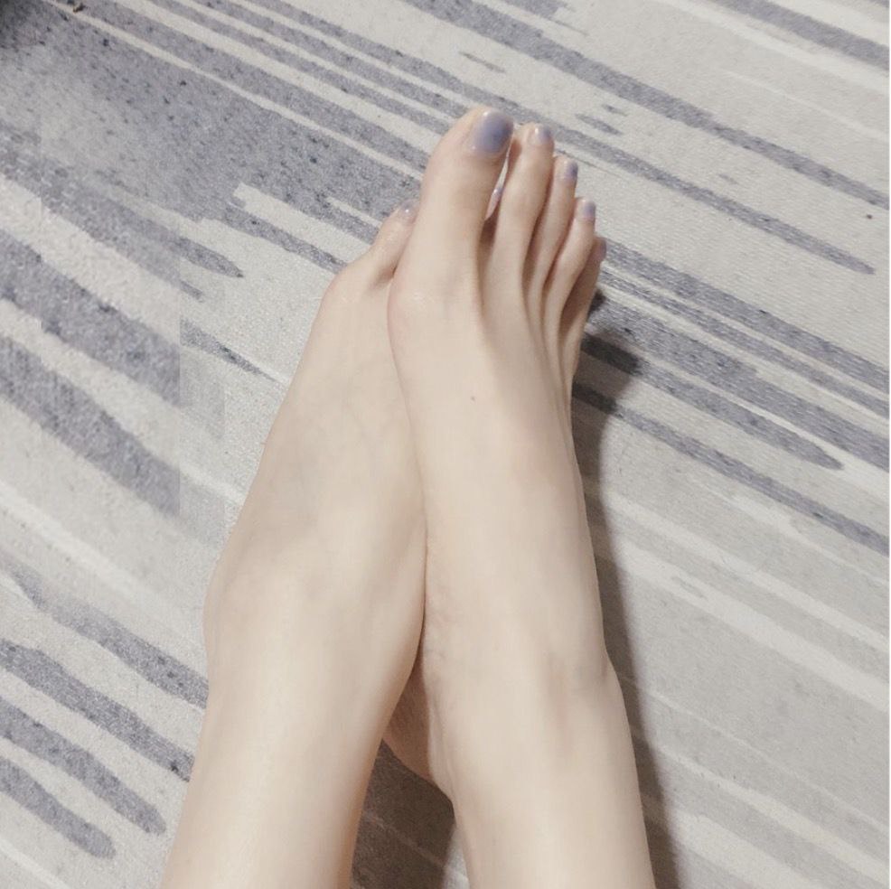 光滑白嫩的小脚丫要不要尝一下