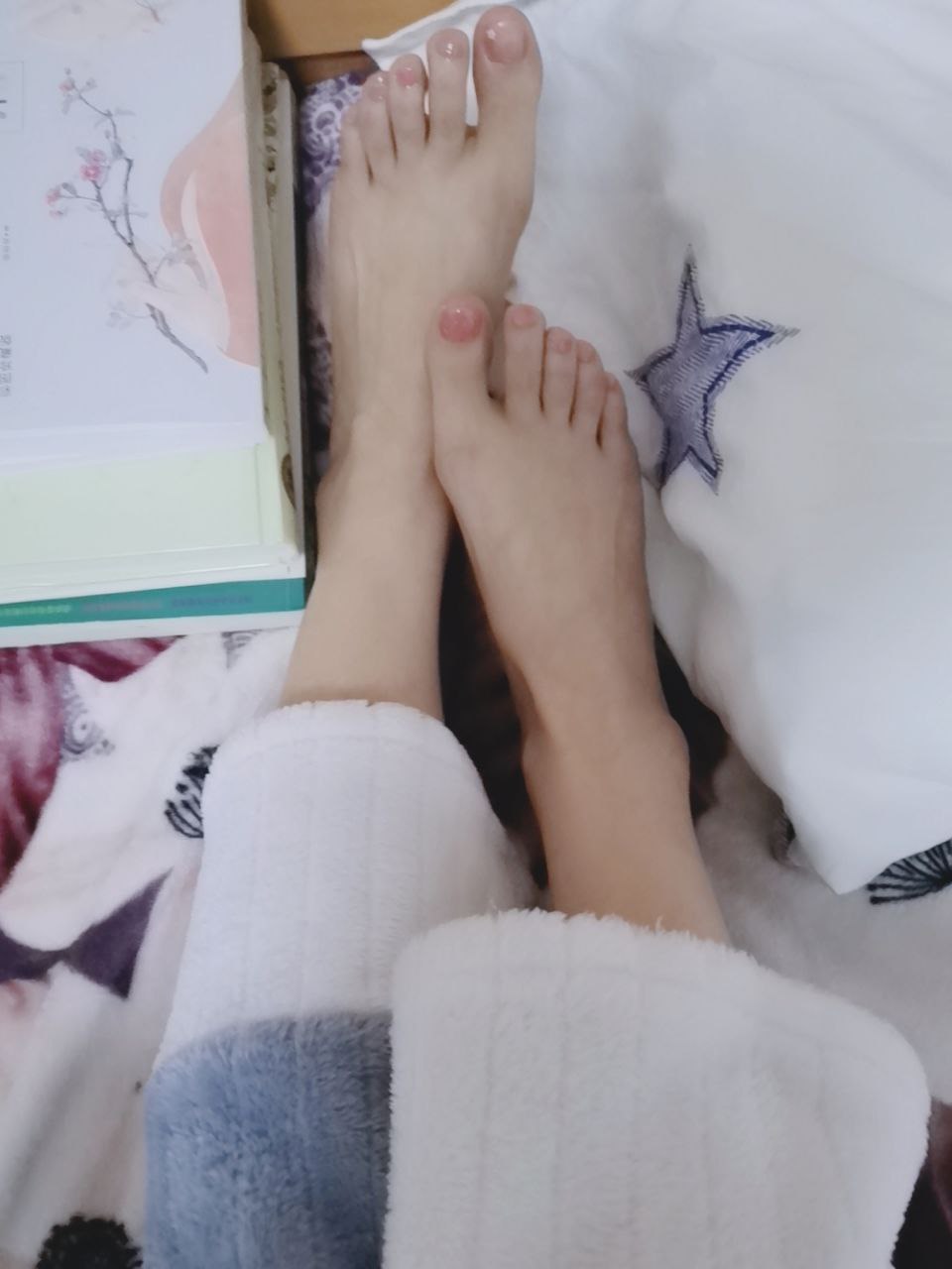 光滑白嫩的小脚丫要不要尝一下