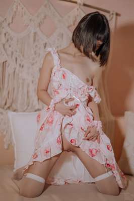 想想这个白丝袜女孩，她花俏的指甲，抓着你的小弟弟会怎样呢？！