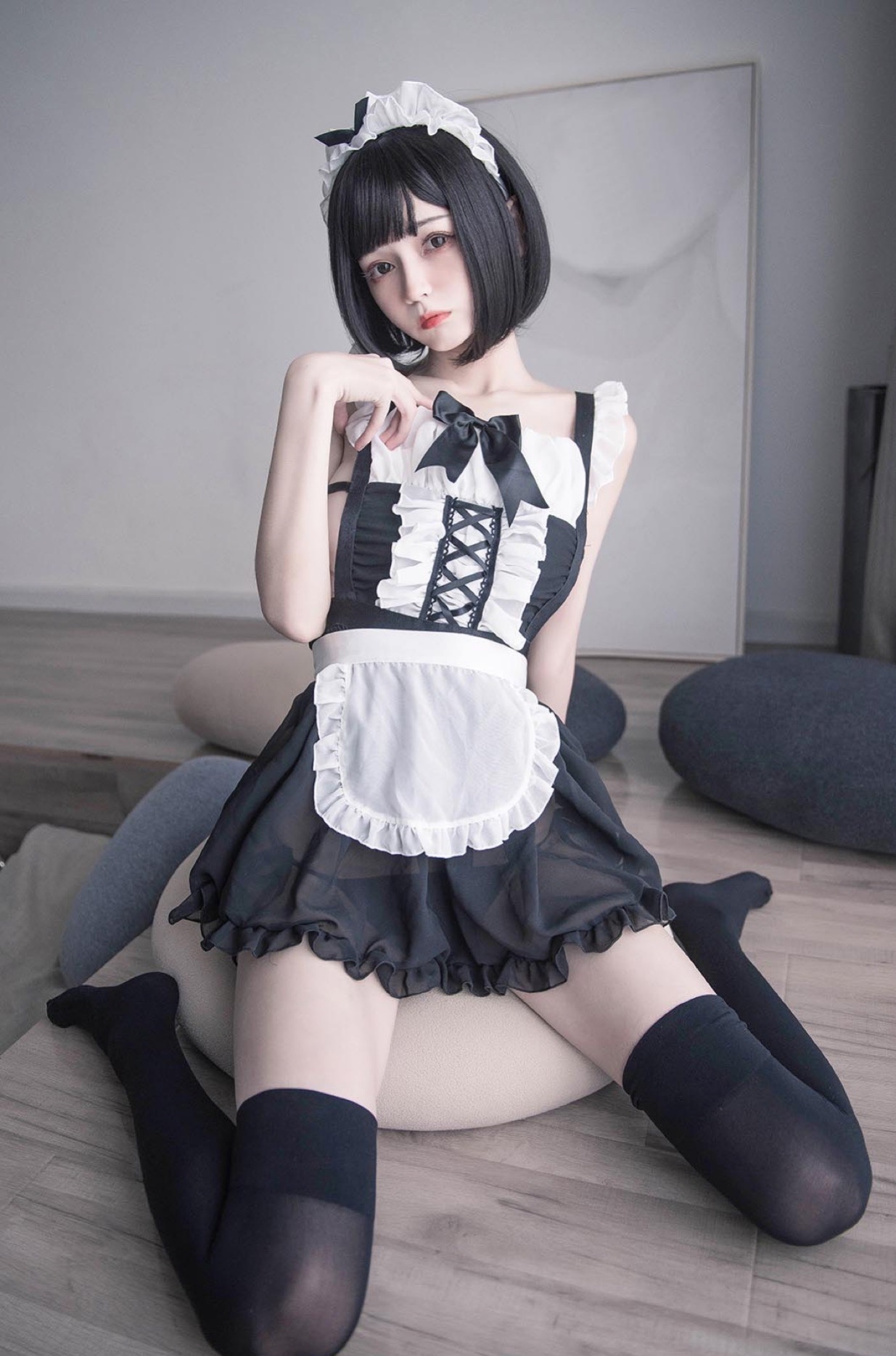 穿学生装的黑丝女孩纸