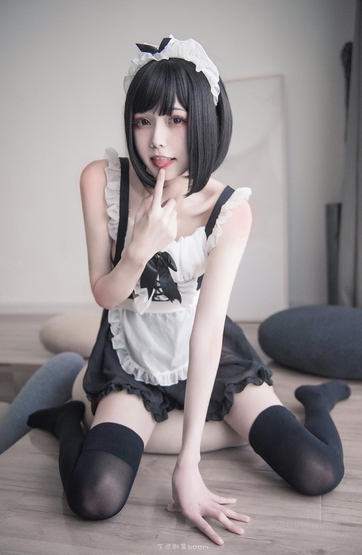 穿学生装的黑丝女孩纸