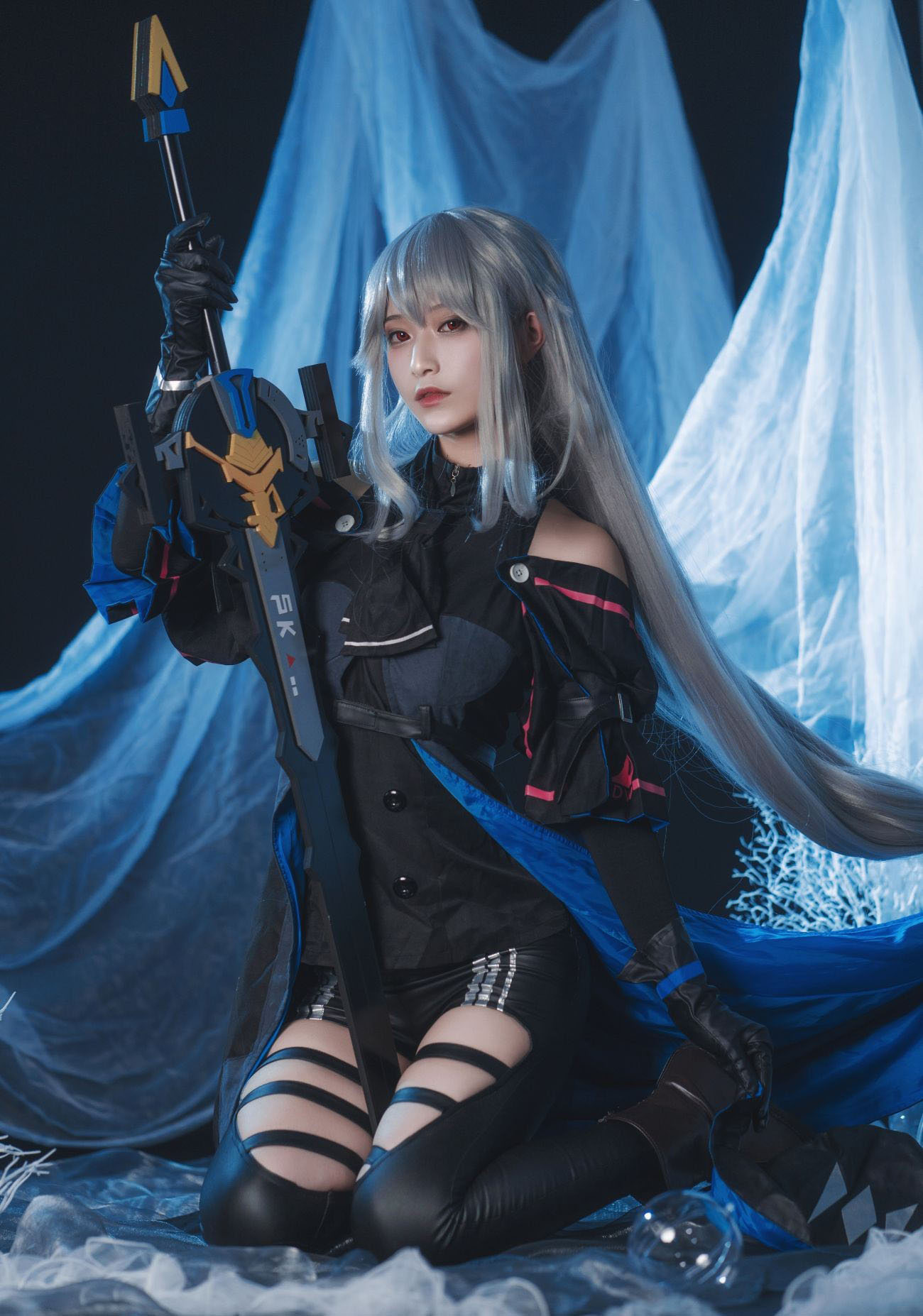 美女战士与阶下囚  鐵板燒鬼舞w 斯卡蒂