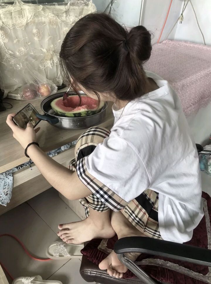 诱人美女的鲜嫩美脚