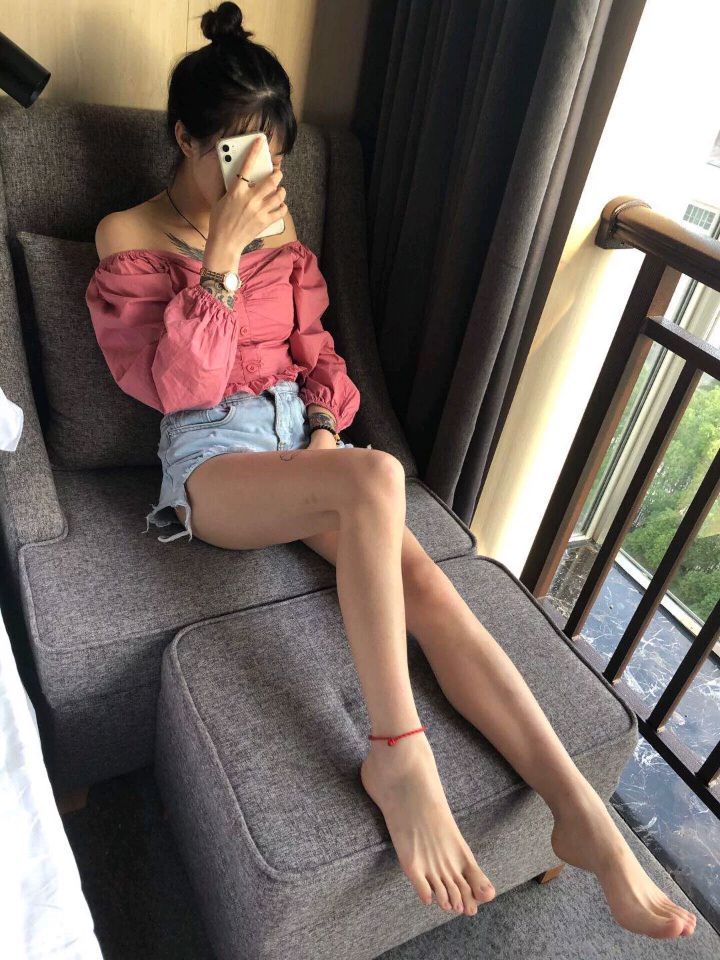 诱人美女的鲜嫩美脚
