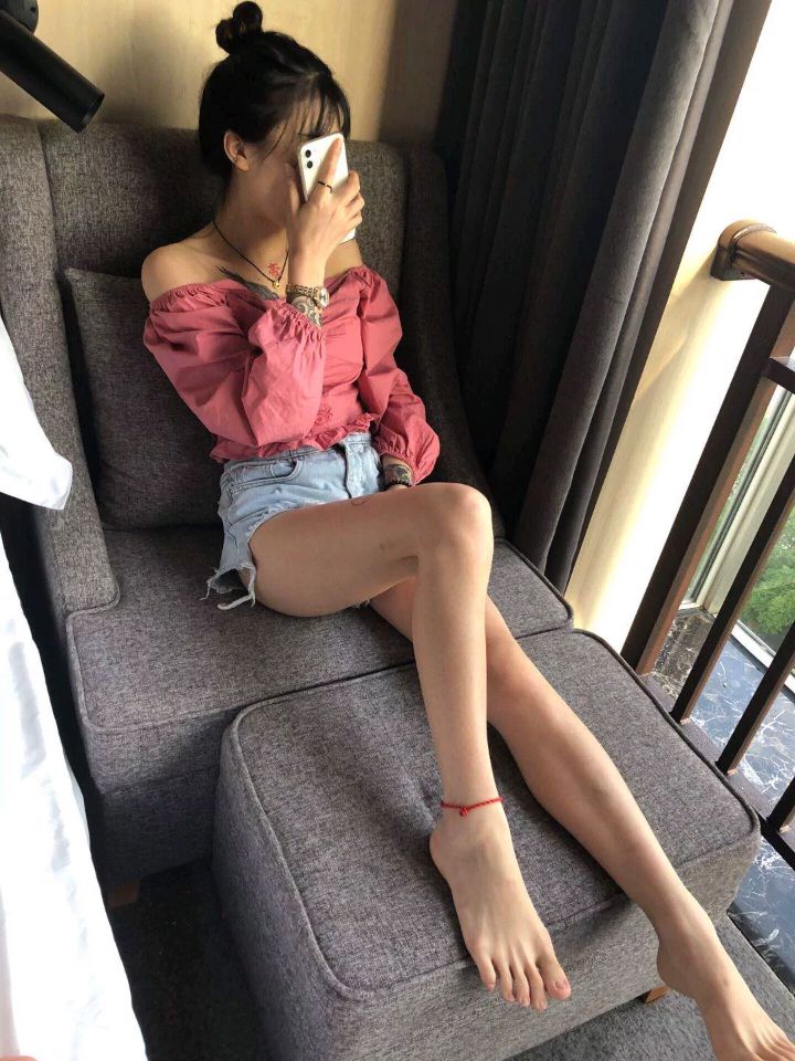 诱人美女的鲜嫩美脚