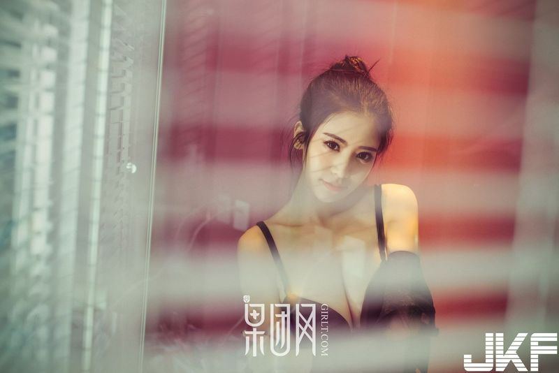 长腿嫩模通灵儿画中走出飘飘欲仙