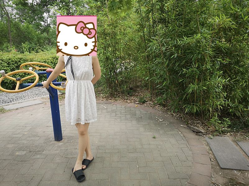 西安的太阳放假期间，女主真空去游玩，青山绿水间玩性感露出！身材超好！