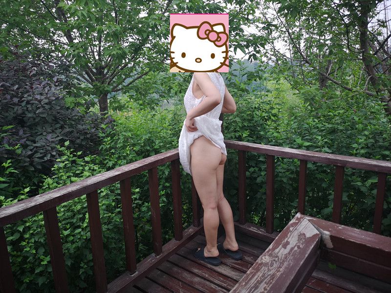 西安的太阳放假期间，女主真空去游玩，青山绿水间玩性感露出！身材超好！