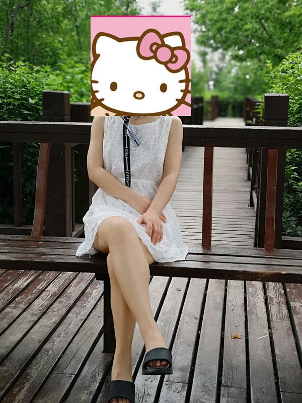 西安的太阳放假期间，女主真空去游玩，青山绿水间玩性感露出！身材超好！