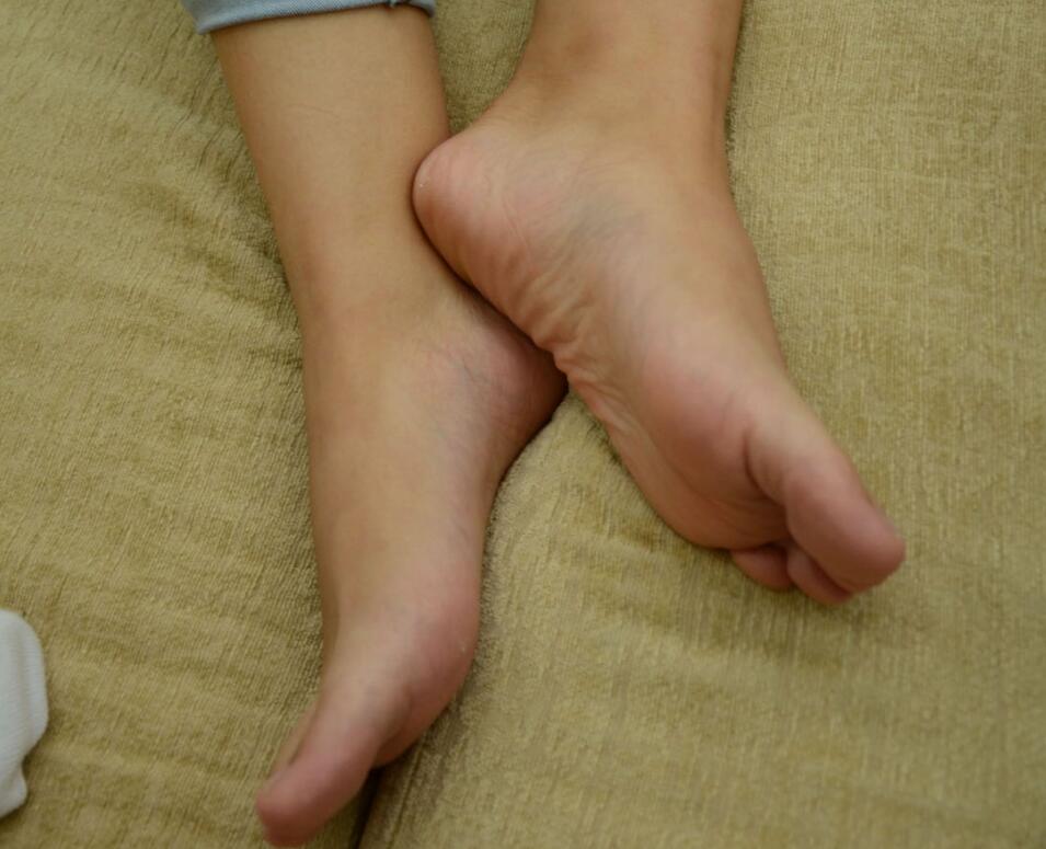 美脚玉足惹人怜 口含把玩欲还休 第一期