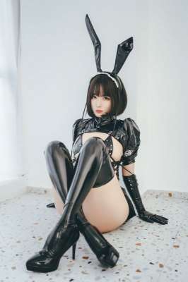 对面的淫乱夫妻