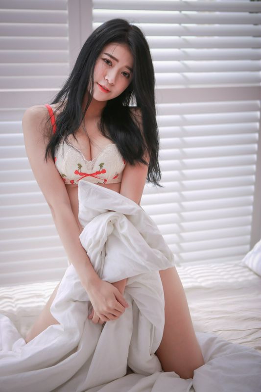 长腿美模林珈伊可爱睡衣高跟美腿外拍