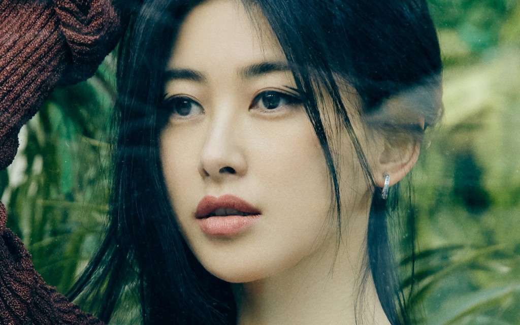 朱珠露背毛衣撩人写真桌面壁纸