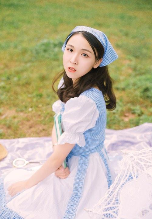 00后女仆装清纯羞涩少女户外写真