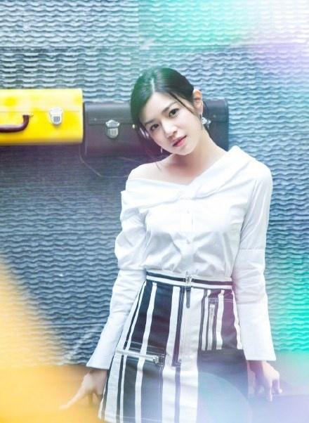 陈妍希亭亭玉腿小露香肩甜美浅笑写真图片