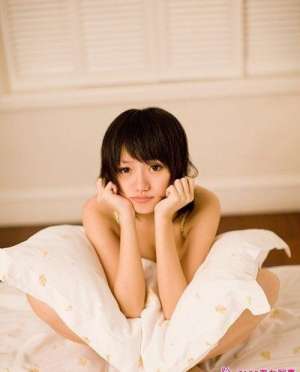 阳光少女闺房展露可人萌脸可爱至极
