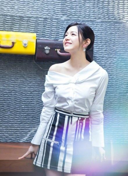 陈妍希亭亭玉腿小露香肩甜美浅笑写真图片