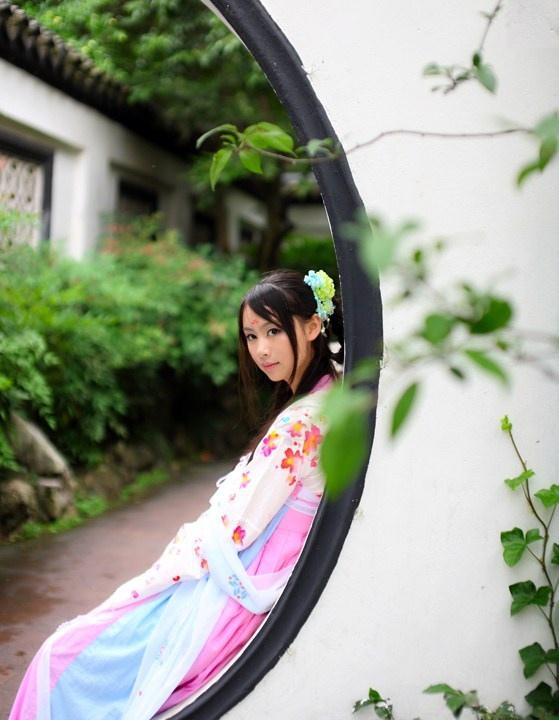 小家碧玉的古装性感美女伫立雨中