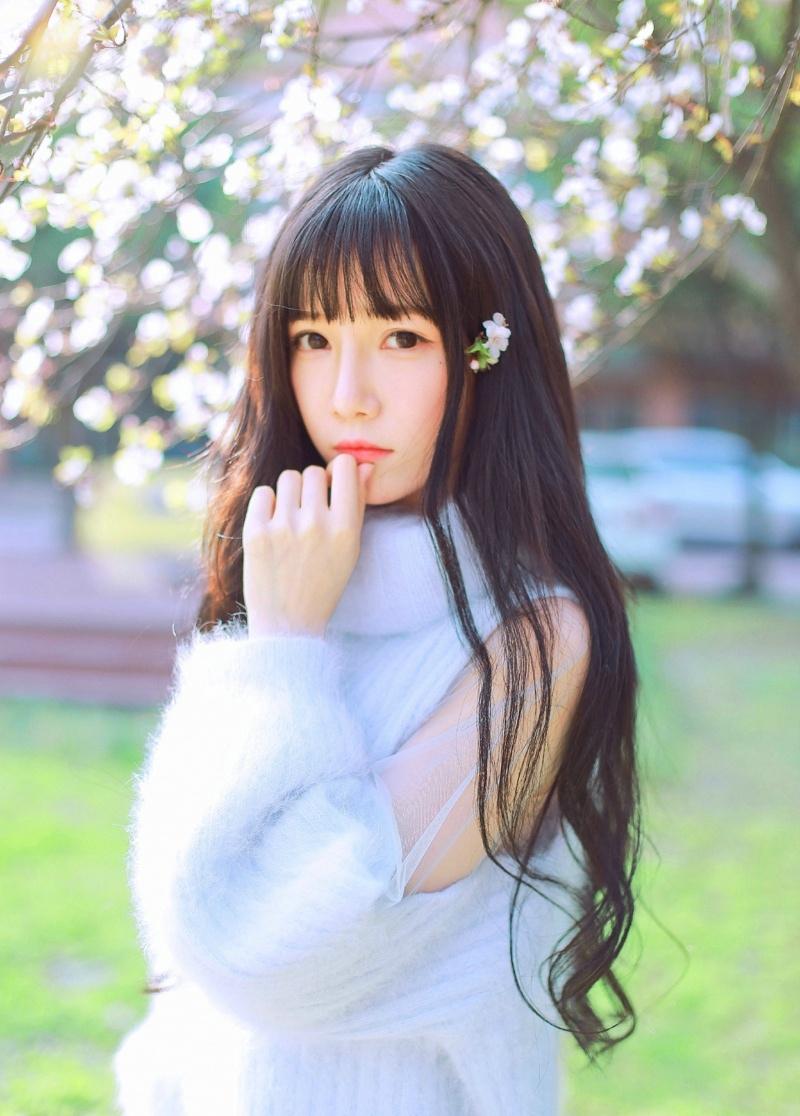 清纯性感美女李大梦樱花雨中的绝美写真