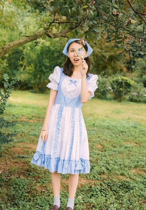 00后女仆装清纯羞涩少女户外写真