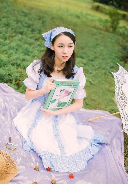 00后女仆装清纯羞涩少女户外写真
