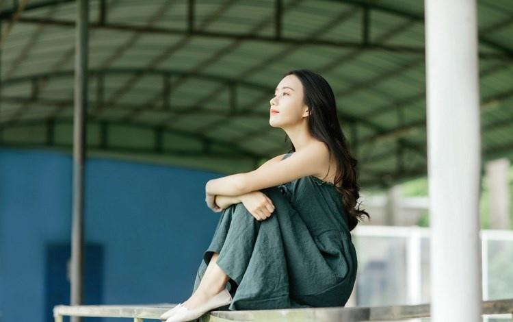 文艺范少女长发飘飘吊带长裙丛林唯美写真图片