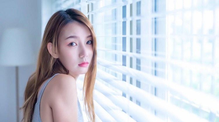 纱窗边面若桃花清纯粉嫩美女图片