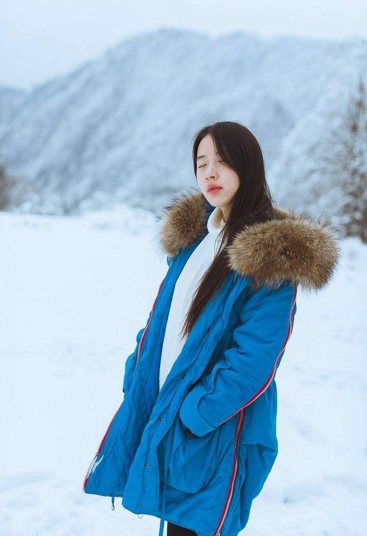 雪天长发美女鼻尖泛红美丽动人图片
