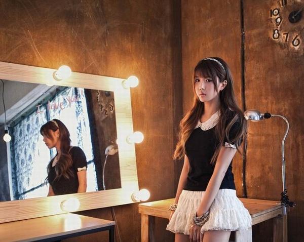 韩国丝袜美女许允美最新迷人时尚写照