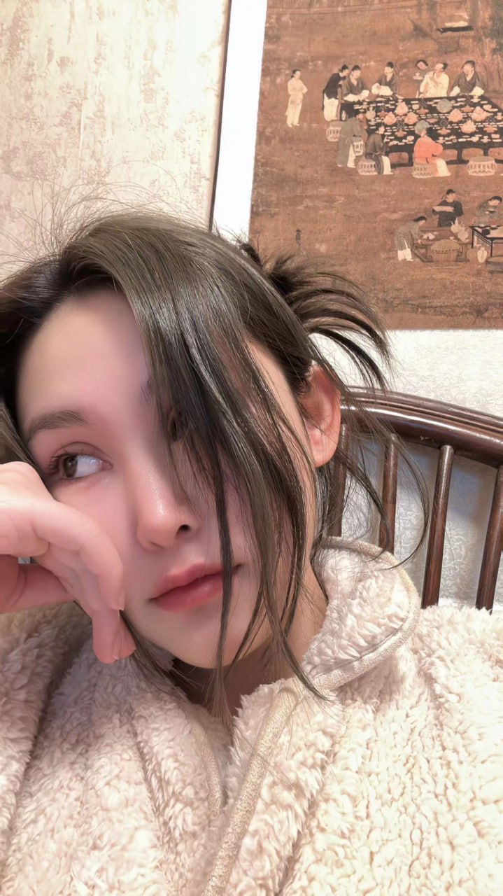 反差美眉
