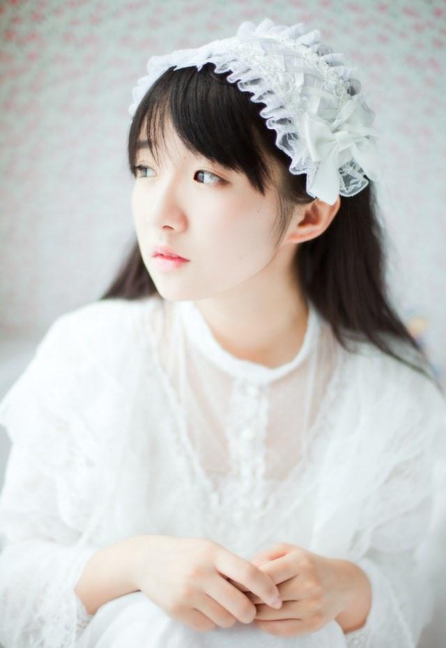 纯净美少女白色长裙迷人电眼清新气质私房写真图片