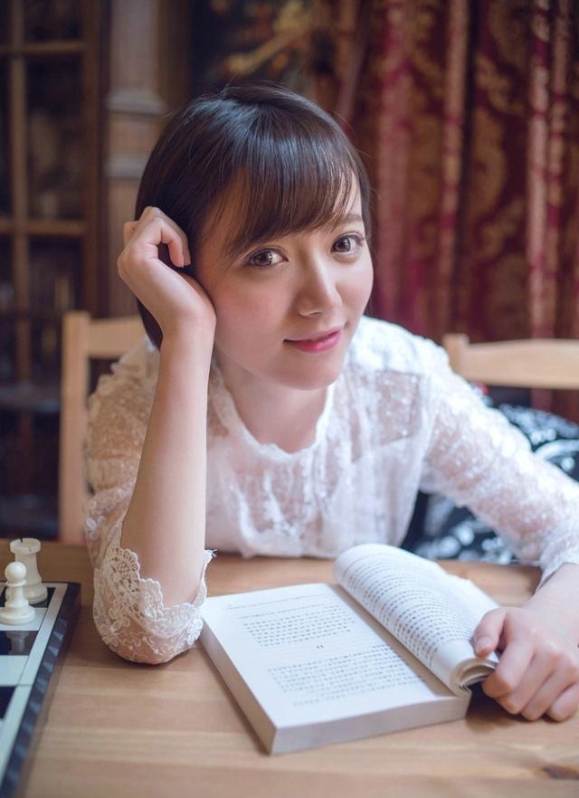 清纯纯美性感女孩眼神干净