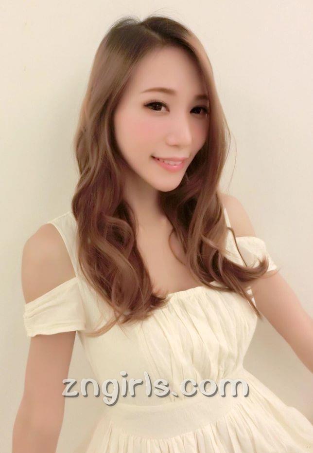台湾美女杨羽霏私房时尚美照酥胸诱人