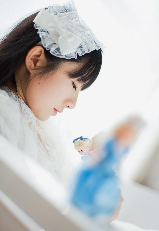 纯净美少女白色长裙迷人电眼清新气质私房写真图片