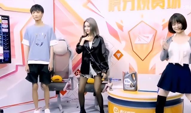 LOL北枫直播生涯名场面,和黑丝美女一起跳舞,他真的开始慌了