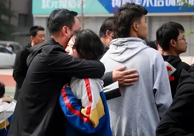 601分高考生被残忍杀害,嫌疑人竟是51岁同村亲戚,家长以泪洗面