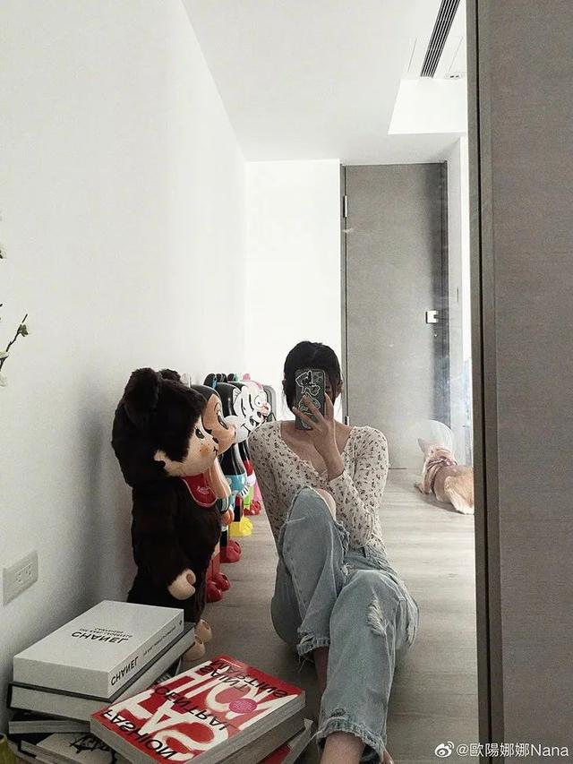 欧阳娜娜只是短暂地做了一下BM女孩,但这件打底衫她会爱很久