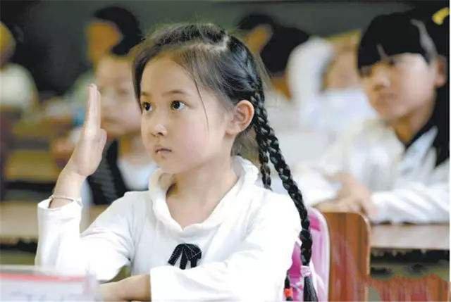 幼儿园举办文艺活动,男孩的动作怪异,网友:别扶我,让我笑一会