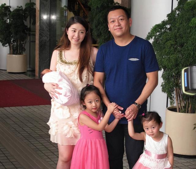 香港知名女星爱上空中瑜伽,大秀丰满好身材,因裙子太透疑走光