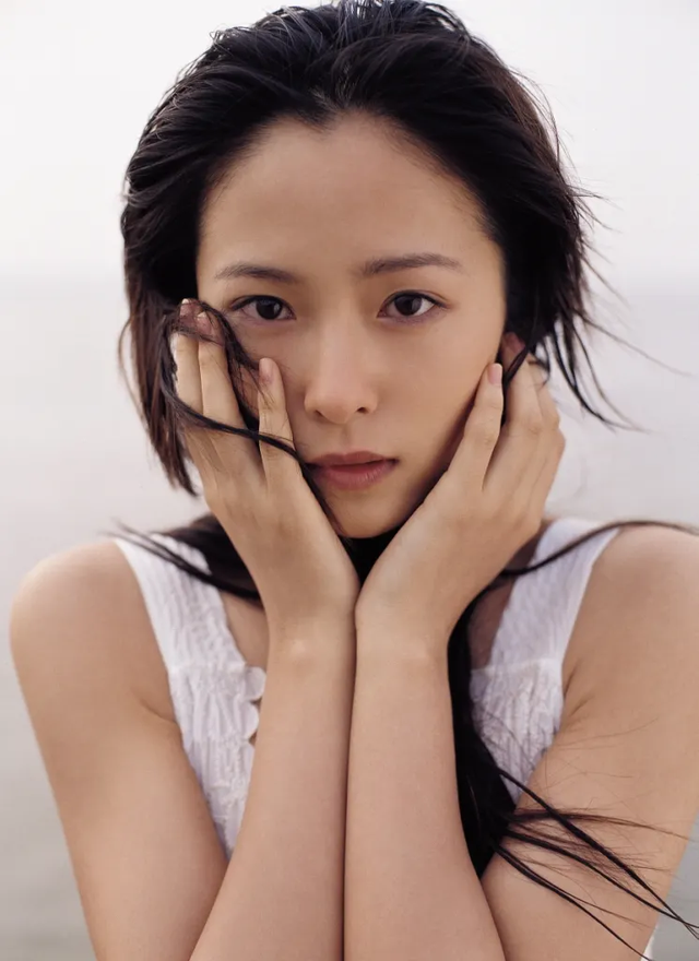 “自带苦相”的九位女星,个个愁容满面,演什么都丧,太吃亏了