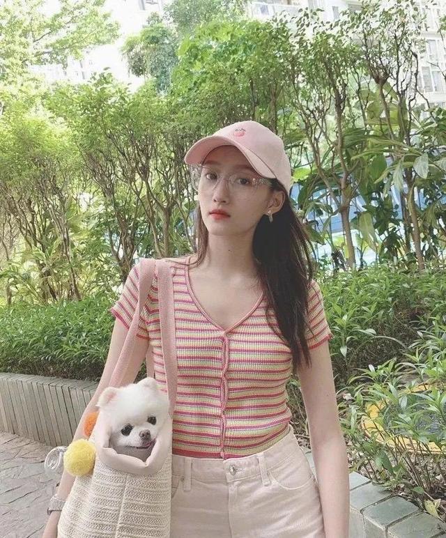 欧阳娜娜只是短暂地做了一下BM女孩,但这件打底衫她会爱很久