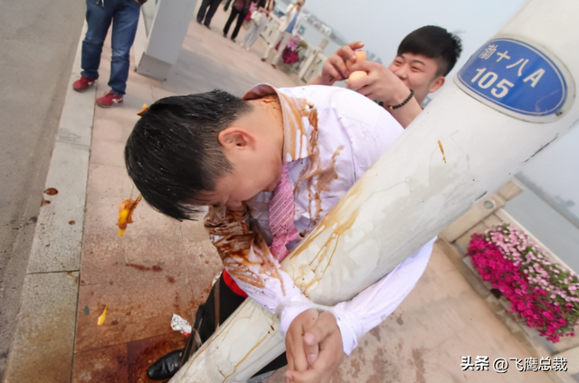 新娘结婚被多名男性亲友亲脸打屁股 婚闹?还是耍流氓?