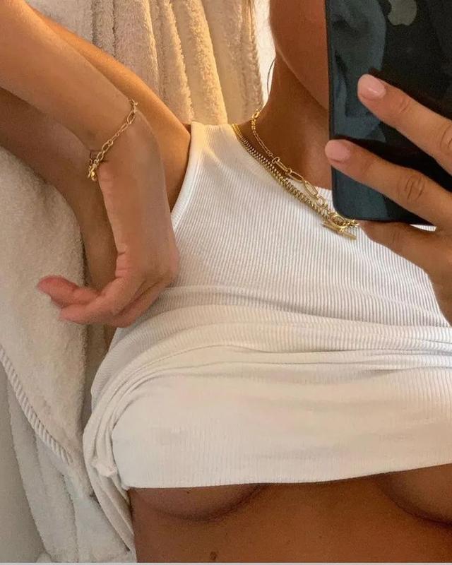 欧阳娜娜只是短暂地做了一下BM女孩,但这件打底衫她会爱很久