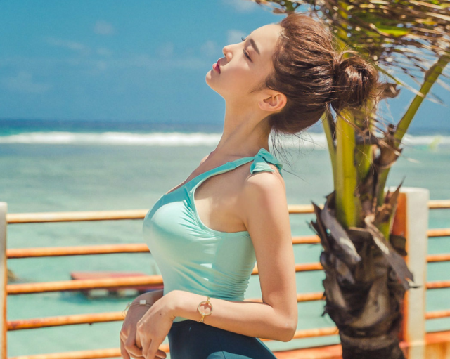 韩国“最美超模”,出道就拍情色电影,堪称“人间水蜜桃”