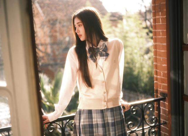 “四千年美女”鞠婧祎,纯欲校园风,那些年我们一起追的女孩