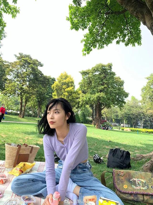欧阳娜娜只是短暂地做了一下BM女孩,但这件打底衫她会爱很久